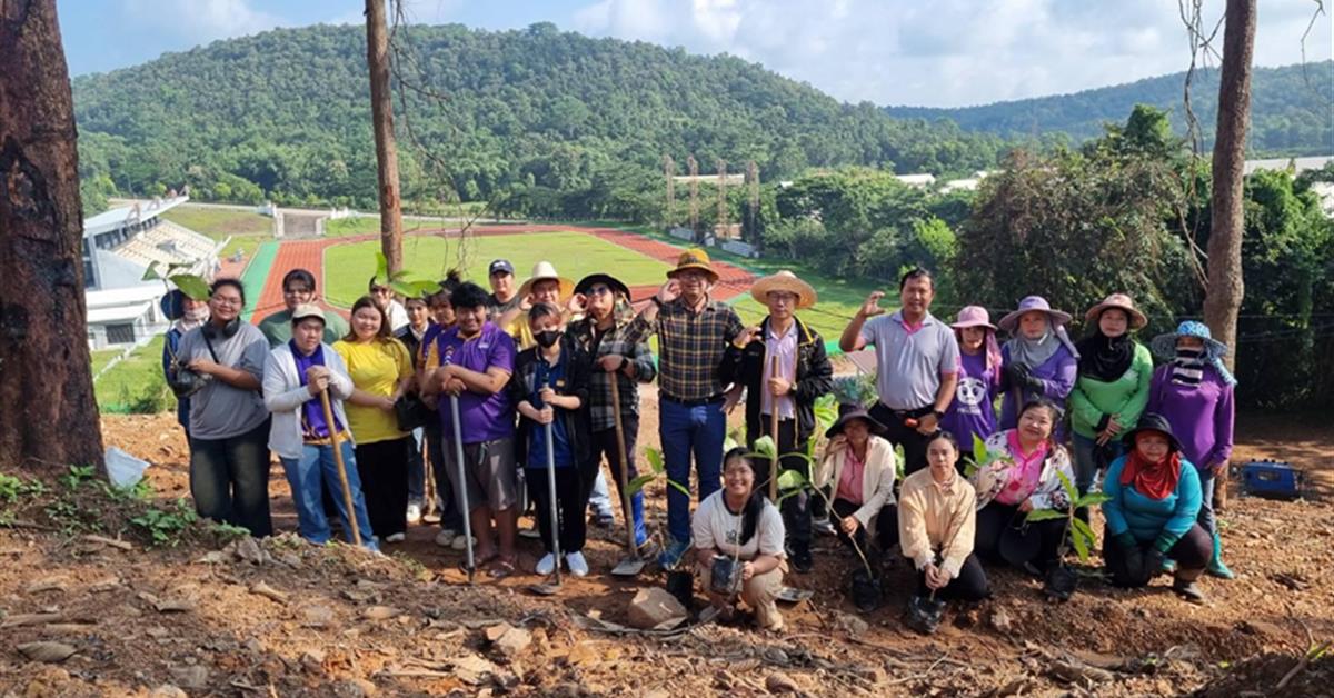 ศูนย์ปฏิบัติการจิตอาสา กองกิจการนิสิต ร่วมกับ กองอาคารสถานที่ ปลูกต้นคำมอกหลวง เนื่องใน "วันรักต้นไม้ประจำปีของชาติ"
